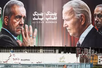 Biểu ngữ in hình Tổng thống Iran Pezeshkian và Tham mưu trưởng Baqeri đối diện với Tổng thống Mỹ Biden và Thủ tướng Israel Netanyahu, Tehran, ngày 28/10 (Ảnh: Getty)