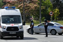 Lực lượng hành pháp trên đường phố Sevastopol sau cuộc tấn công bằng tên lửa do Ukraine thực hiện (Ảnh: Sputnik)