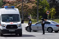 Lực lượng hành pháp trên đường phố Sevastopol sau cuộc tấn công bằng tên lửa do Ukraine thực hiện (Ảnh: Sputnik)