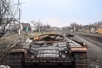 Một chiếc xe tăng T-64 của Ukraine bị hư hại ở làng Cherkasskoye Porechnoye, Kursk, nơi đã được lực lượng Nga giải phóng, thuộc Kursk. Ảnh: Sputnik.
