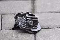 Một mảnh động cơ máy bay không người lái gần một tòa nhà dân cư bị thiệt hại ở Zapadny Kvartal, Vidnoye, Nga. Ảnh: Sputnik.