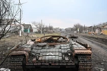 Một chiếc xe tăng T-64 của Ukraine bị hư hại ở làng Cherkasskoye Porechnoye, Kursk, nơi đã được lực lượng Nga giải phóng, thuộc Kursk. Ảnh: Sputnik.