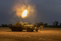 Một hệ thống pháo khai hỏa vào ban đêm tại khu vực chiến tuyến ở Ukraine. Ảnh: Reuters.