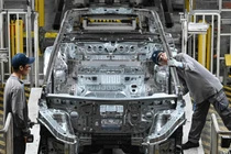 Nhân viên làm việc trên dây chuyền sản xuất xe điện tại nhà máy của hãng sản xuất ô tô Trung Quốc NIO ở Hợp Phì, tỉnh An Huy, miền Đông Trung Quốc vào ngày 24/9. Ảnh: AFP.