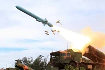 Tên lửa hành trình chống hạm YJ-62 được phóng từ bệ phóng di động. Ảnh: MW.