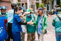 Những nụ cười mát lành giữa trưa hè từ xe nước miễn phí của Long Châu