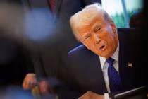 Tổng thống Mỹ Donald Trump phát biểu khi ký sắc lệnh hành pháp tại Phòng Bầu dục, Nhà Trắng ngày 14/2. Ảnh: Reuters.