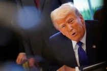 Tổng thống Mỹ Donald Trump phát biểu khi ký sắc lệnh hành pháp tại Phòng Bầu dục, Nhà Trắng ngày 14/2. Ảnh: Reuters.