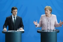 Tổng thống Ukraine Vladimir Zelensky và Thủ tướng Đức lúc bấy giờ Angela Merkel. Ảnh: Getty.