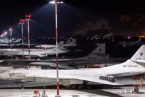 Máy bay ném bom Tu-160 của Nga tại Căn cứ không quân Engels. Ảnh: MW.