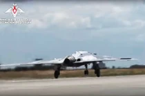 Máy bay không người lái S-70 của Nga được nhìn thấy cất cánh tại một địa điểm không xác định vào tháng 8/2019 (Ảnh: BQP Nga)