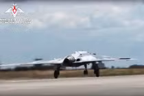 Máy bay không người lái S-70 của Nga được nhìn thấy cất cánh tại một địa điểm không xác định vào tháng 8/2019 (Ảnh: BQP Nga)