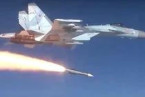 Su-35 phóng tên lửa không đối không tầm xa R-37M. Ảnh: MW.