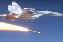 Su-35 phóng tên lửa không đối không tầm xa R-37M. Ảnh: MW.