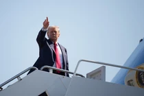 Tổng thống Mỹ Donald Trump lên chuyên cơ Không lực Một đến Scotland vào ngày 25/7 tại Căn cứ chung Andrews, Maryland. Ảnh: Getty.