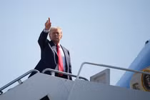 Tổng thống Mỹ Donald Trump lên chuyên cơ Không lực Một đến Scotland vào ngày 25/7 tại Căn cứ chung Andrews, Maryland. Ảnh: Getty.