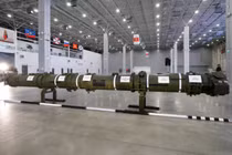 Một bộ phận của hệ thống tên lửa hành trình SSC-8/9M729 được trưng bày trong buổi họp báo do Bộ Quốc phòng và Bộ Ngoại giao Nga tổ chức gần Moscow, Nga ngày 23/1/2019. Ảnh: Reuters.