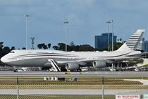Bức ảnh chụp ngày 15/2 cho thấy chiếc Boeing 747 trên đường băng của sân bay quốc tế Palm Beach sau khi Tổng thống Mỹ Donald Trump tham quan máy bay. Ảnh: AFP.