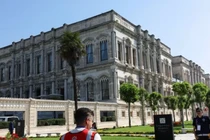 Cảnh sát đứng gác vào ngày diễn ra vòng đàm phán hòa bình thứ hai giữa Nga và Ukraine tại Cung điện Ciragan, Istanbul, Thổ Nhĩ Kỳ, ngày 2/6. Ảnh: Reuters.