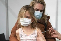 Thụy Điển quyết định không khuyến nghị tiêm vaccine COVID-19 cho tất cả trẻ em ở nhóm tuổi 5-11 (Ảnh: EPA)