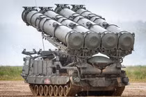 Bệ phóng tên lửa thuộc hệ thống S-300VM. Ảnh: MW.