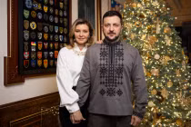Tổng thống Volodymyr Zelensky và Đệ nhất phu nhân Olena Zelenska trong bức ảnh chào mừng đêm giao thừa. Ảnh: Kiev Independent.