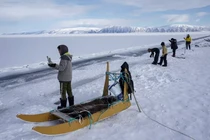 Dân làng đánh cá dọc theo một vết nứt trên băng biển vào năm 2023 tại Qaanaaq, Greenland. Ảnh: Washington Post.