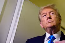 Tổng thống Mỹ Donald Trump trên chiếc Không lực Một, ngày 25/10. Ảnh: Getty.