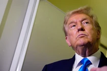 Tổng thống Mỹ Donald Trump trên chiếc Không lực Một, ngày 25/10. Ảnh: Getty.