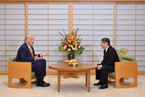 Tổng thống Mỹ Donald Trump gặp Nhật hoàng Naruhito tại Cung điện Hoàng gia ở Tokyo, Nhật Bản ngày 27/10. Ảnh: Reuters.