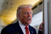 Tổng thống Mỹ Donald Trump phát biểu với các thành viên của giới truyền thông trên chuyên cơ Không lực Một khi ông khởi hành đến Florida từ Căn cứ chung Andrews, Maryland, Mỹ ngày 31/10. Ảnh: Reuters.