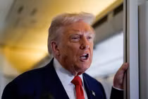 Tổng thống Mỹ Donald Trump phát biểu với các thành viên của giới truyền thông trên chuyên cơ Không lực Một khi ông khởi hành đến Florida từ Căn cứ chung Andrews, Maryland, Mỹ ngày 31/10. Ảnh: Reuters.