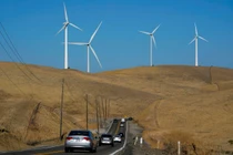 Nhiều nhà đầu tư hy vọng rằng đạo luật mới sẽ tăng cường quá trình chuyển dịch sang các loại năng lượng tái sinh như điện mặt trời, điện gió (Ảnh: AP)