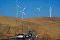 Nhiều nhà đầu tư hy vọng rằng đạo luật mới sẽ tăng cường quá trình chuyển dịch sang các loại năng lượng tái sinh như điện mặt trời, điện gió (Ảnh: AP)