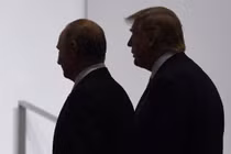 Tổng thống Putin và Tổng thống Trump trước khi chụp ảnh chung tại Hội nghị thượng đỉnh G20 ở Osaka, Nhật Bản năm 2019 (Ảnh: AP)