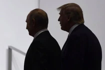Tổng thống Putin và Tổng thống Trump trước khi chụp ảnh chung tại Hội nghị thượng đỉnh G20 ở Osaka, Nhật Bản năm 2019 (Ảnh: AP)