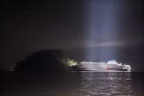 Một chiếc phà của Hàn Quốc chở khoảng 260 hành khách bị mắc kẹt gần một hòn đảo đá trên biển ngoài khơi Shinan, Hàn Quốc, ngày 19/11. Ảnh: Reuters.