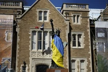 Một bản sao nhỏ của Tượng Nữ thần Tự do treo cờ Ukraine trước dinh thự của đại sứ Pháp tại Washington, DC. Ảnh: Getty.