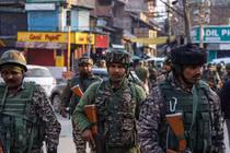 Lực lượng an ninh Ấn Độ tuần tra trên đường phố Pahalgam thuộc lãnh thổ liên bang Jammu và Kashmir của Ấn Độ, ngày 23/4. Ảnh: Getty.