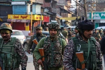 Lực lượng an ninh Ấn Độ tuần tra trên đường phố Pahalgam thuộc lãnh thổ liên bang Jammu và Kashmir của Ấn Độ, ngày 23/4. Ảnh: Getty.