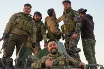 Lực lượng vũ trang đối lập ở vùng nông thôn Aleppo vào ngày 1/12/2024, sau cuộc đụng độ với Lực lượng Dân chủ Syria (SDF) và quân đội chính phủ Syria. Ảnh: Getty.