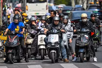 Nhiều người Trung Quốc cho biết họ ủng hộ quyết định của Bắc Kinh trong việc chống lại thuế quan của Tổng thống Mỹ Donald Trump. Ảnh: AFP.