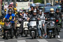 Nhiều người Trung Quốc cho biết họ ủng hộ quyết định của Bắc Kinh trong việc chống lại thuế quan của Tổng thống Mỹ Donald Trump. Ảnh: AFP.