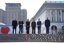 Thủ tướng Đức Friedrich Merz, Tổng thống Pháp Emanuel Macron, Tổng thống Ukraine Volodymyr Zelensky và vợ Olena Zelenska, Thủ tướng Anh Keir Starmer và Thủ tướng Ba Lan Donald Tusk đến thăm Quảng trường Maidan, Kiev, Ukraine ngày 10/5. Ảnh: Reuters.