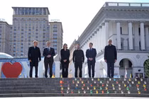 Thủ tướng Đức Friedrich Merz, Tổng thống Pháp Emanuel Macron, Tổng thống Ukraine Volodymyr Zelensky và vợ Olena Zelenska, Thủ tướng Anh Keir Starmer và Thủ tướng Ba Lan Donald Tusk đến thăm Quảng trường Maidan, Kiev, Ukraine ngày 10/5. Ảnh: Reuters.