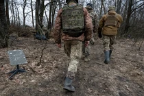 Quân nhân Ukraine đi ngang qua một thiết bị đầu cuối Internet vệ tinh Starlink. Ảnh: Getty.