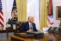 Tổng thống Mỹ Donald Trump ký hàng loạt sắc lệnh hành pháp. Ảnh: Getty.