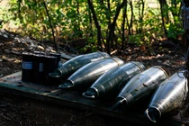 Đạn 155mm cho pháo M777 do Mỹ sản xuất tại một vị trí của Ukraine ở tỉnh Donetsk, ngày 24/6 (Ảnh: Getty)