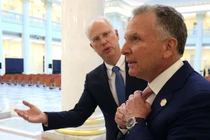 Đặc phái viên Nhà Trắng Steve Witkoff cùng đặc phái viên kinh tế của Tổng thống Nga, ông Kirill Dmitriev. Ảnh: RIA.