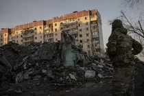 Các chiến sĩ thuộc Lữ đoàn cơ giới 72 làm nhiệm vụ giữa lúc quân Nga tấn công thành phố Vuhledar. Ảnh: Getty.